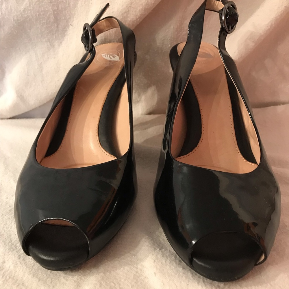 women’s black patent leather shoes